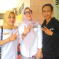 Assisten pribadi, Asnani (kiri) Pasangan Calon Bupati Barru Nomor Urut 3, Andi Ina Kartika Sari (tengah) dan pimpinan redaksi media koran online inspirasipos.com, Arlin (kanan). Foto Dok: Ari kasih Sabitau/inspirasipos.com