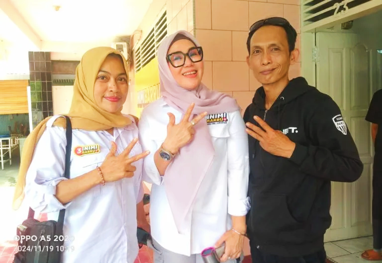 Assisten pribadi, Asnani (kiri) Pasangan Calon Bupati Barru Nomor Urut 3, Andi Ina Kartika Sari (tengah) dan pimpinan redaksi media koran online inspirasipos.com, Arlin (kanan). Foto Dok: Ari kasih Sabitau/inspirasipos.com