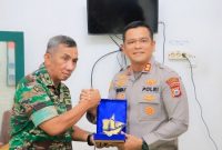 Kapolres Barru, AKBP Ananda Fauzi Harahap, SIK., MH, menyerahkan plakat dan diterima oleh Pabung Kodim 1405 Parepare Mayor Inf Aris Surya. Foto Dok: Ist