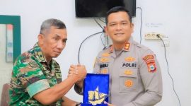 Kapolres Barru, AKBP Ananda Fauzi Harahap, SIK., MH, menyerahkan plakat dan diterima oleh Pabung Kodim 1405 Parepare Mayor Inf Aris Surya. Foto Dok: Ist