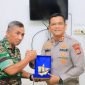 Kapolres Barru, AKBP Ananda Fauzi Harahap, SIK., MH, menyerahkan plakat dan diterima oleh Pabung Kodim 1405 Parepare Mayor Inf Aris Surya. Foto Dok: Ist