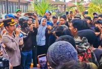 Kapolres Palopo, AKBP Surya Dharma, saat menemui massa,  Sabtu (30/8/2025). Ia berjanji aparatnya tidak akan menggunakan cara-cara represif dalam menghadapi demonstrasi. (ist)