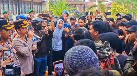 Kapolres Palopo, AKBP Surya Dharma, saat menemui massa,  Sabtu (30/8/2025). Ia berjanji aparatnya tidak akan menggunakan cara-cara represif dalam menghadapi demonstrasi. (ist)