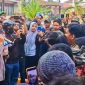 Kapolres Palopo, AKBP Surya Dharma, saat menemui massa,  Sabtu (30/8/2025). Ia berjanji aparatnya tidak akan menggunakan cara-cara represif dalam menghadapi demonstrasi. (ist)