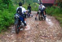 Jalan rusak parah di poros pasar Saruran-Tombanglambe yang tiap hari dilalui pelajar SMPN 1 Rantebua. Foto Dok: Redaksi.
