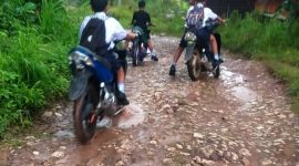 Jalan rusak parah di poros pasar Saruran-Tombanglambe yang tiap hari dilalui pelajar SMPN 1 Rantebua. Foto Dok: Redaksi.