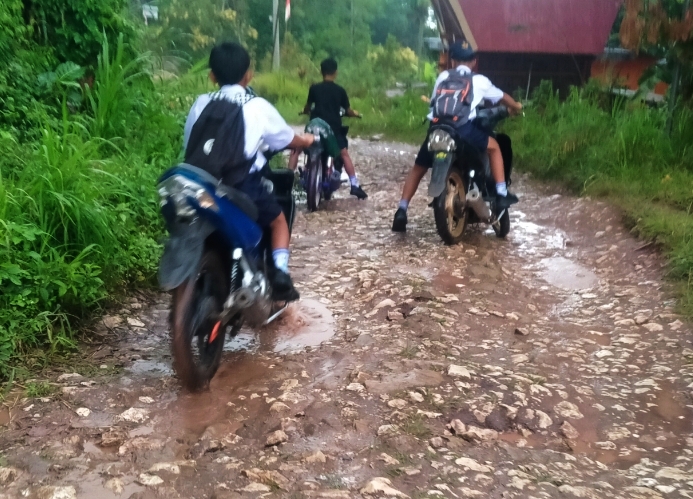 Jalan rusak parah di poros pasar Saruran-Tombanglambe yang tiap hari dilalui pelajar SMPN 1 Rantebua. Foto Dok: Redaksi.