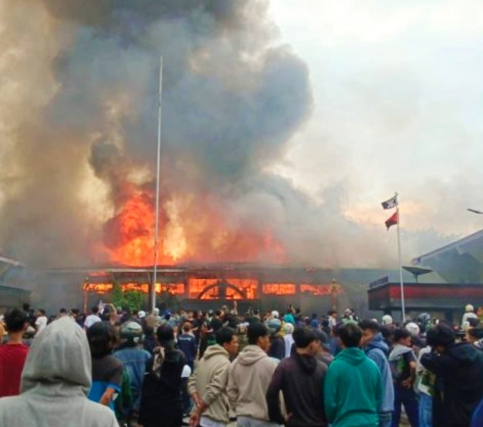 Nampak Aksi unjuk rasa di Kota Pekalongan, Sabtu (30/8/2025), ricuh gedung DPRD Kota Pekalongan dibakar Massa Pendemo. Foto Dok: Ist
