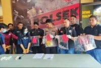 Polsek Ngaliyan Polrestabes Semarang mengelar press release pengungkapan kasus pembuangan janin bayi hasil aborsi yang dilakukan sepasang kekasih di Kawasan Industri Candi (KIC), Kota Semarang, pada Senin (25/8/2025). Foto Dok:(Humas)
