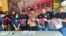 Polsek Ngaliyan Polrestabes Semarang mengelar press release pengungkapan kasus pembuangan janin bayi hasil aborsi yang dilakukan sepasang kekasih di Kawasan Industri Candi (KIC), Kota Semarang, pada Senin (25/8/2025). Foto Dok:(Humas)
