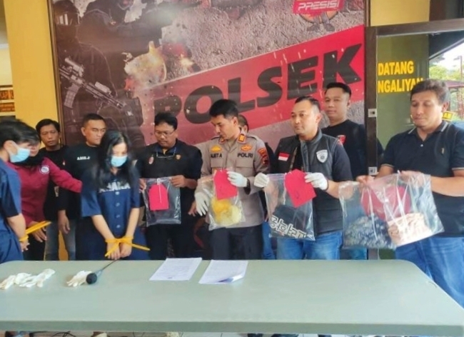 Polsek Ngaliyan Polrestabes Semarang mengelar press release pengungkapan kasus pembuangan janin bayi hasil aborsi yang dilakukan sepasang kekasih di Kawasan Industri Candi (KIC), Kota Semarang, pada Senin (25/8/2025). Foto Dok:(Humas)
