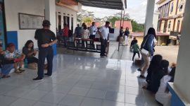 Puluhan Peserta Tes PPPK Tahap II saat berada di pelataran teras pembuatan SIM Mapolres Toraja Utara sambil menunggu rekan rekan mereka, pada Senin (04/08/2025) pagi. Foto. Dok: Handover.
