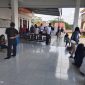 Puluhan Peserta Tes PPPK Tahap II saat berada di pelataran teras pembuatan SIM Mapolres Toraja Utara sambil menunggu rekan rekan mereka, pada Senin (04/08/2025) pagi. Foto. Dok: Handover.