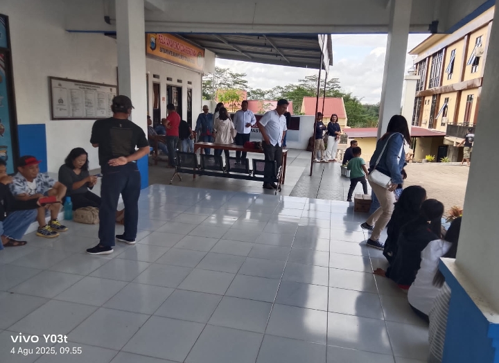 Puluhan Peserta Tes PPPK Tahap II saat berada di pelataran teras pembuatan SIM Mapolres Toraja Utara sambil menunggu rekan rekan mereka, pada Senin (04/08/2025) pagi. Foto. Dok: Handover.