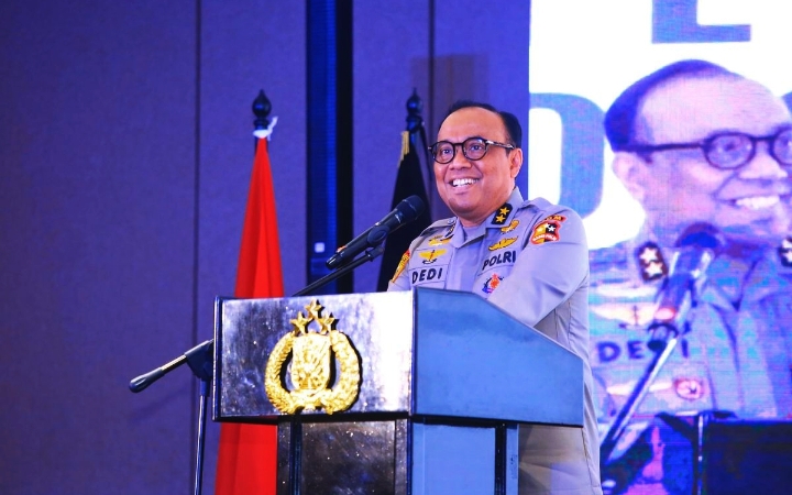 Komjen Pol Dedi Prasetyo berada di podium usai ditunjuk sebagai Wakil Kepala Kepolisian Negara Republik Indonesia (Wakapolri) dalam mutasi Polri terbaru, Selasa (5 /08/2025). Foto Dok: Divisi Humas Polri