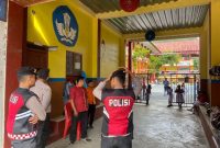 Plh Kasat Samapta, Iptu Pelipus Mantong Lapa bersama personil perintis Polres Torut tengah berpatroli pantau situasi di SD Kristen 5 Rantepao, Kecamatan Rantepao, Kabupaten Toraja Utara, Sulawesi Selatan, pada Kamis (21/08/2025) pagi. Foto Dok: Handover.