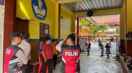 Plh Kasat Samapta, Iptu Pelipus Mantong Lapa bersama personil perintis Polres Torut tengah berpatroli pantau situasi di SD Kristen 5 Rantepao, Kecamatan Rantepao, Kabupaten Toraja Utara, Sulawesi Selatan, pada Kamis (21/08/2025) pagi. Foto Dok: Handover.