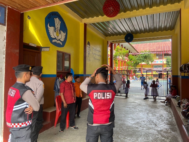 Plh Kasat Samapta, Iptu Pelipus Mantong Lapa bersama personil perintis Polres Torut tengah berpatroli pantau situasi di SD Kristen 5 Rantepao, Kecamatan Rantepao, Kabupaten Toraja Utara, Sulawesi Selatan, pada Kamis (21/08/2025) pagi. Foto Dok: Handover.