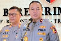 Kepala Biro Penerangan Masyarakat (Karopenmas) Divhumas Polri Brigjen Pol. Trunoyudo Wisnu Andiko (kanan) bersama Kabagpenum Divisi Humas Polri Kombes Pol. Erdi A. Chaniago (kiri) berbicara dengan awak media di Gedung Bareskrim Polri. (Foto: Divisi Humas Polri)