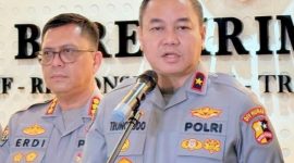 Kepala Biro Penerangan Masyarakat (Karopenmas) Divhumas Polri Brigjen Pol. Trunoyudo Wisnu Andiko (kanan) bersama Kabagpenum Divisi Humas Polri Kombes Pol. Erdi A. Chaniago (kiri) berbicara dengan awak media di Gedung Bareskrim Polri. (Foto: Divisi Humas Polri)