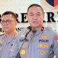 Kepala Biro Penerangan Masyarakat (Karopenmas) Divhumas Polri Brigjen Pol. Trunoyudo Wisnu Andiko (kanan) bersama Kabagpenum Divisi Humas Polri Kombes Pol. Erdi A. Chaniago (kiri) berbicara dengan awak media di Gedung Bareskrim Polri. (Foto: Divisi Humas Polri)