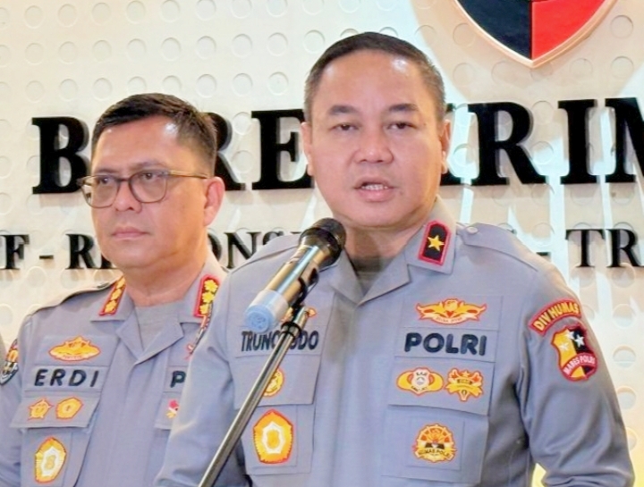 Kepala Biro Penerangan Masyarakat (Karopenmas) Divhumas Polri Brigjen Pol. Trunoyudo Wisnu Andiko (kanan) bersama Kabagpenum Divisi Humas Polri Kombes Pol. Erdi A. Chaniago (kiri) berbicara dengan awak media di Gedung Bareskrim Polri. (Foto: Divisi Humas Polri)