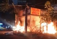 Pos Polisi Lalu Lintas di simpang Jalan AP Pettarani–Jalan Sultan Alauddin, Jumat (29/8/2025) malam, dibakar massa.