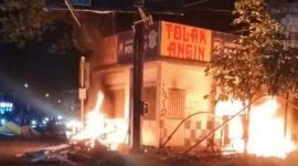 Pos Polisi Lalu Lintas di simpang Jalan AP Pettarani–Jalan Sultan Alauddin, Jumat (29/8/2025) malam, dibakar massa.