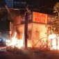 Pos Polisi Lalu Lintas di simpang Jalan AP Pettarani–Jalan Sultan Alauddin, Jumat (29/8/2025) malam, dibakar massa.