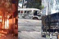 Aksi pembakaran yang dilakukan massa pendemo meninggalkan puing bangunan dan kendaraan yang terparkir di halaman kantor DPRD kota Makassar, Sabtu (30/08/2025). Foto Dok: Ist.