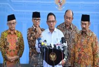 Menteri Dalam Negeri Muhammad Tito Karnavian (tengah) bersama para menteri lainnya, saat menyampaikan keterangan kepada wartawan usai rapat terbatas kabinet bersama Presiden Prabowo Subianto di kompleks lstana Kepresidenan, Jakarta, Jumat (17/1/2025).( FOTO/Aditya Pradana Putra/tom)