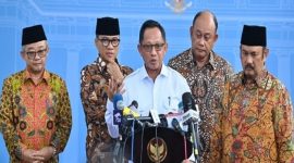 Menteri Dalam Negeri Muhammad Tito Karnavian (tengah) bersama para menteri lainnya, saat menyampaikan keterangan kepada wartawan usai rapat terbatas kabinet bersama Presiden Prabowo Subianto di kompleks lstana Kepresidenan, Jakarta, Jumat (17/1/2025).( FOTO/Aditya Pradana Putra/tom)
