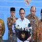 Menteri Dalam Negeri Muhammad Tito Karnavian (tengah) bersama para menteri lainnya, saat menyampaikan keterangan kepada wartawan usai rapat terbatas kabinet bersama Presiden Prabowo Subianto di kompleks lstana Kepresidenan, Jakarta, Jumat (17/1/2025).( FOTO/Aditya Pradana Putra/tom)