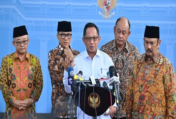Menteri Dalam Negeri Muhammad Tito Karnavian (tengah) bersama para menteri lainnya, saat menyampaikan keterangan kepada wartawan usai rapat terbatas kabinet bersama Presiden Prabowo Subianto di kompleks lstana Kepresidenan, Jakarta, Jumat (17/1/2025).( FOTO/Aditya Pradana Putra/tom)