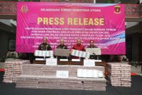 Barang bukti tumpukkan pelunasan uang pengganti (UP) dari terpidana kasus korupsi kehutanan, Adelin Lis, senilai Rp 105,8 miliar lebih dan USD 2.938.556,40, Pembayaran dilakukan pihak keluarga pada Selasa (2/9/2025) Foto Dok: Handover
