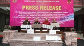 Barang bukti tumpukkan pelunasan uang pengganti (UP) dari terpidana kasus korupsi kehutanan, Adelin Lis, senilai Rp 105,8 miliar lebih dan USD 2.938.556,40, Pembayaran dilakukan pihak keluarga pada Selasa (2/9/2025) Foto Dok: Handover