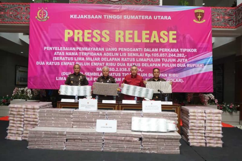 Barang bukti tumpukkan pelunasan uang pengganti (UP) dari terpidana kasus korupsi kehutanan, Adelin Lis, senilai Rp 105,8 miliar lebih dan USD 2.938.556,40, Pembayaran dilakukan pihak keluarga pada Selasa (2/9/2025) Foto Dok: Handover