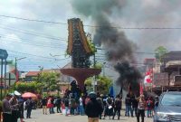 Ratusan massa Aksi dari Aliansi Pemuda dan Mahasiswa Peduli NKRI menggelar aksi unjuk rasa di Bundaran Kandean Dulang, pusat Kota Rantepao, Senin (1/9/2025). Foto Dok:(Moh. Fadhli Wahab/inspirasipos.com)