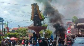 Ratusan massa Aksi dari Aliansi Pemuda dan Mahasiswa Peduli NKRI menggelar aksi unjuk rasa di Bundaran Kandean Dulang, pusat Kota Rantepao, Senin (1/9/2025). Foto Dok:(Moh. Fadhli Wahab/inspirasipos.com)