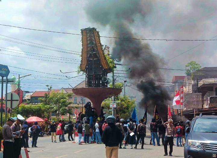 Ratusan massa Aksi dari Aliansi Pemuda dan Mahasiswa Peduli NKRI menggelar aksi unjuk rasa di Bundaran Kandean Dulang, pusat Kota Rantepao, Senin (1/9/2025). Foto Dok:(Moh. Fadhli Wahab/inspirasipos.com)
