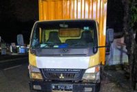 Sebuah truk Mitsubishi kuning bernomor polisi B 9144 SEH tertangkap kamera sedang mengisi solar subsidi di SPBU Jalan Kalijaga, Minggu (31/8/2025) dini hari. Foto Dok: Jamal