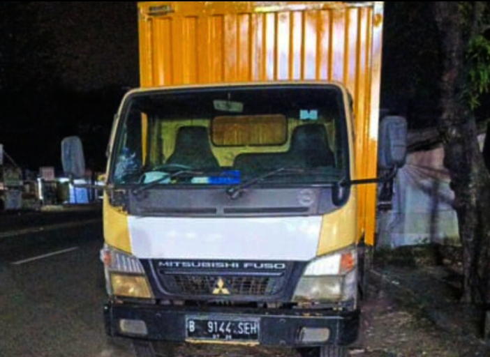 Sebuah truk Mitsubishi kuning bernomor polisi B 9144 SEH tertangkap kamera sedang mengisi solar subsidi di SPBU Jalan Kalijaga, Minggu (31/8/2025) dini hari. Foto Dok: Jamal