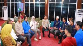 Nampak Bupati Barru Andi Ina Kartika Sari duduk bersama 