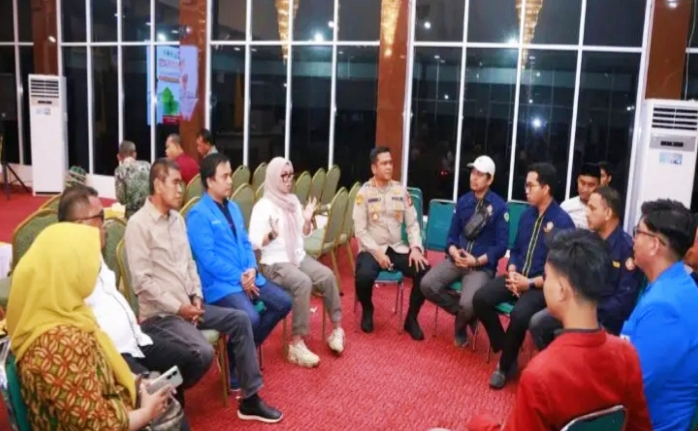 Nampak Bupati Barru Andi Ina Kartika Sari duduk bersama 