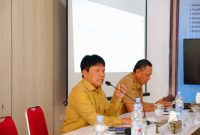 Sekda Toraja Utara, Salvius Pasang (kiri) menjelaskan betapa pentingnya melakukan pemeriksaan dini agar terhindar dari penyakit Tuberkulosis (TBC). Foto Dok: Humas
