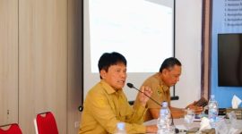 Sekda Toraja Utara, Salvius Pasang (kiri) menjelaskan betapa pentingnya melakukan pemeriksaan dini agar terhindar dari penyakit Tuberkulosis (TBC). Foto Dok: Humas