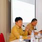 Sekda Toraja Utara, Salvius Pasang (kiri) menjelaskan betapa pentingnya melakukan pemeriksaan dini agar terhindar dari penyakit Tuberkulosis (TBC). Foto Dok: Humas