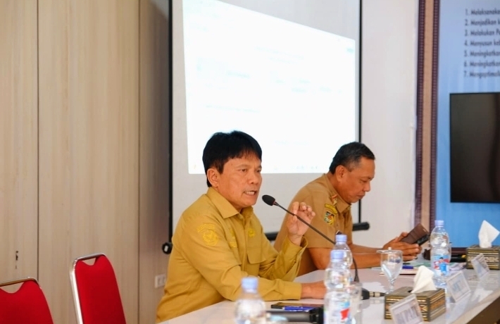 Sekda Toraja Utara, Salvius Pasang (kiri) menjelaskan betapa pentingnya melakukan pemeriksaan dini agar terhindar dari penyakit Tuberkulosis (TBC). Foto Dok: Humas
