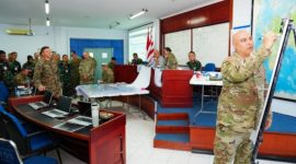 Nampak Instruktur perwakilan dari US Army tegah menggambarkan penerapan Military Decision Making Process (MDMP)di Seskoal, Jakarta, Senin (25/08/2025). Kegiatan itu berlangsung sejak 25 Agustus hingga 4 September 2025. Ket. Foto: Redaksi inspirasipos.com