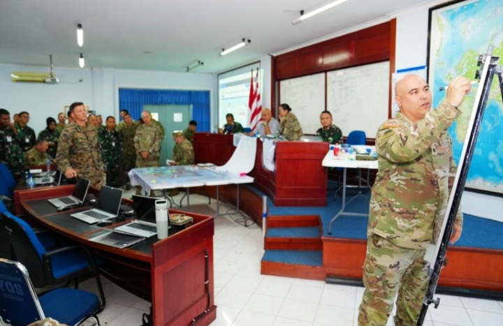 Nampak Instruktur perwakilan dari US Army tegah menggambarkan penerapan Military Decision Making Process (MDMP)di Seskoal, Jakarta, Senin (25/08/2025). Kegiatan itu berlangsung sejak 25 Agustus hingga 4 September 2025. Ket. Foto: Redaksi inspirasipos.com